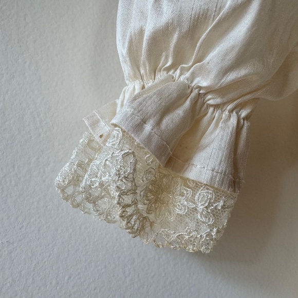 Exceptional 'Sarah Louise' of England Silk and Lace Baby's Christening Gown - Picture 6 of 8